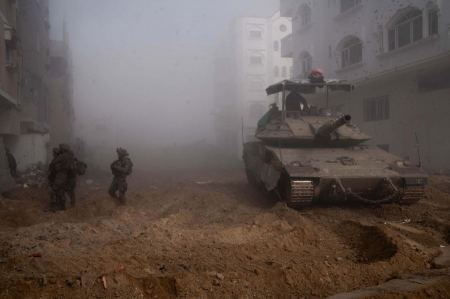 غزة.. معارك "عنيفة" وسط وجنوب القطاع وعودة الاشتباكات للشمال 